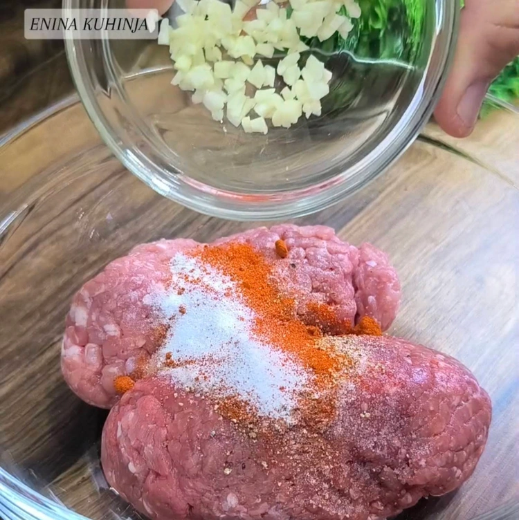 Enina Kuhinja - Ćevapi i balon lepinje - Priprema sastojaka za domaće ćevape