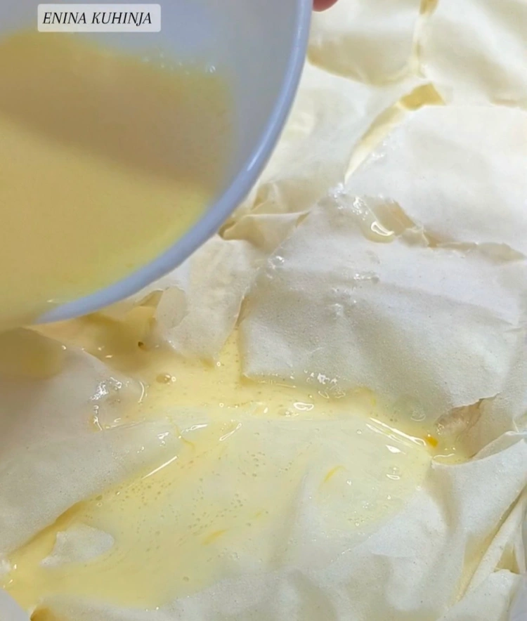 Enina Kuhinja- Gibanica sa sirom - Sečenje i preliv