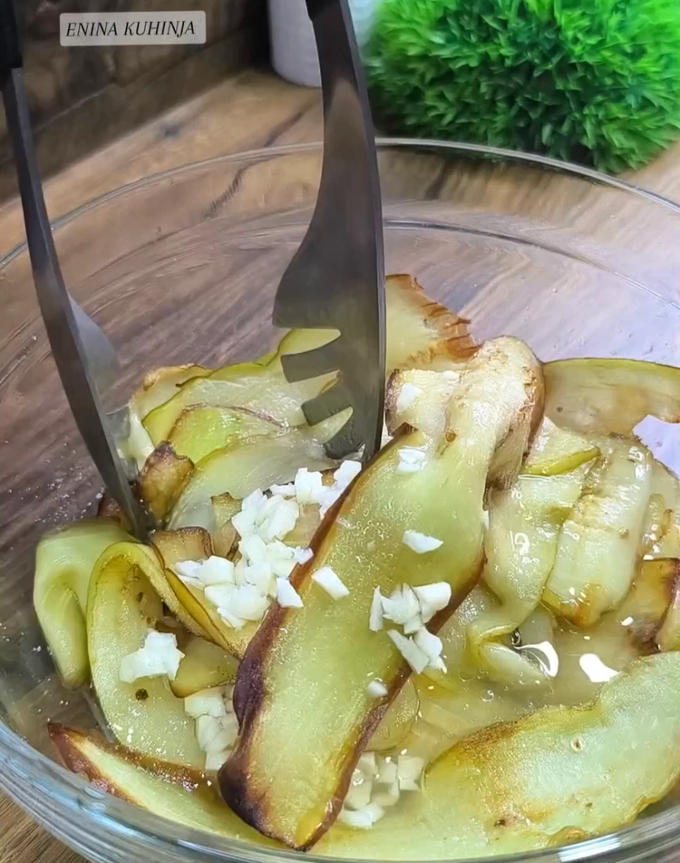 Enina Kuhinja - Patlidzan salata - Začinjavanje salate 2