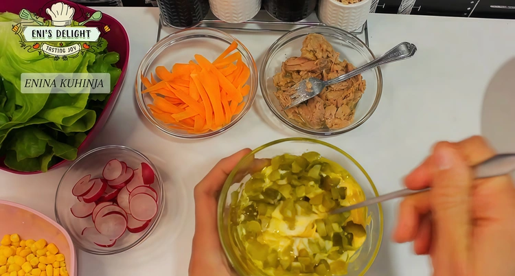 Enina Kuhinja - Posna salata sa tunjevinom - Pravljenje dresinga