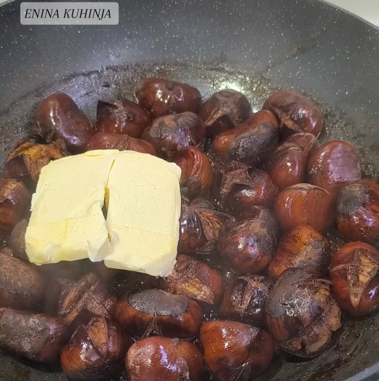 4 – Enina Kuhinja – Pečeni kesten u tiganju – Stavljanje putera Enina Kuhinja - Pečeni kesten u tiganju - Stavljanje putera