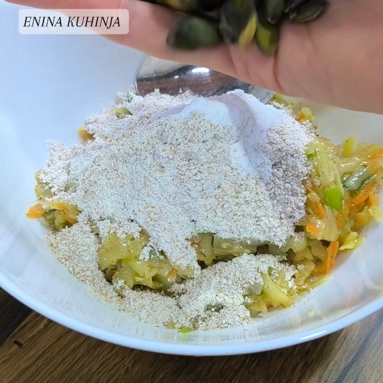 Enina Kuhinja - Posne korpice od povrća - Priprema smese za korpice