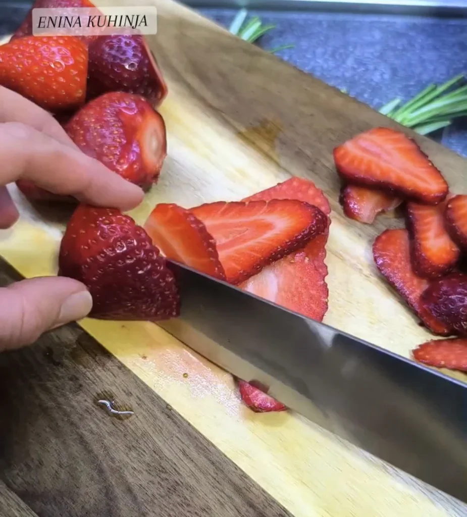 Posna Torta od palacinki - Priprema Jagoda