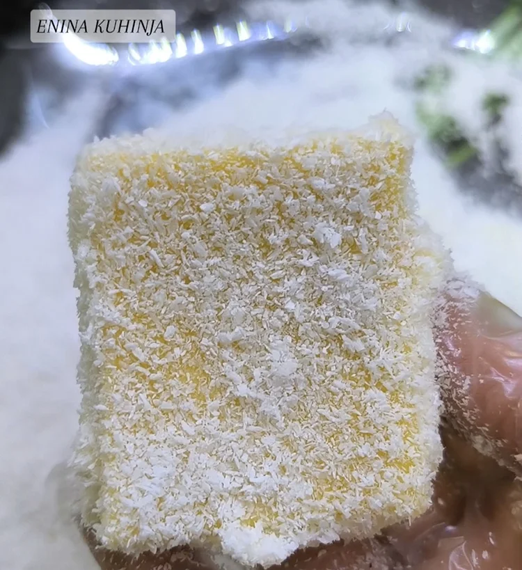 Enina Kuhinja - Kolac sa kokosom - Posipanje kolača kokosovim brašnom