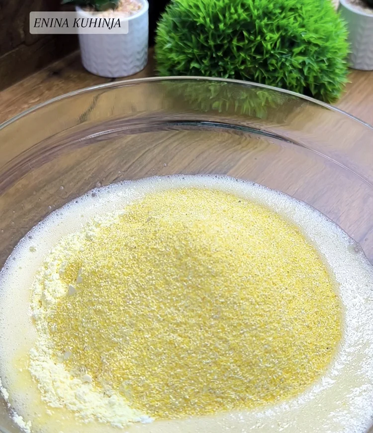 3 – Enina Kuhinja – Slane galete sa tikvicom – Dodavanje kukuruznog brasna Enina Kuhinja - Slane galete sa tikvicom - Dodavanje kukuruznog brasna