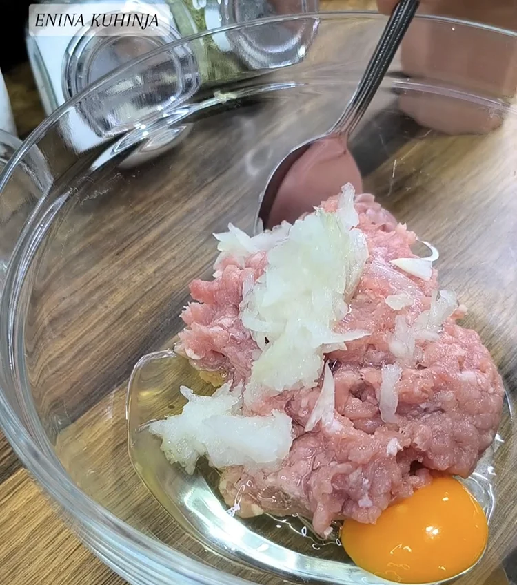 Enina Kuhinja - Brzi ustipci od mlevenog mesa - Mešanje sastojaka