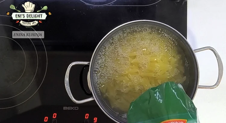 Enina Kuhinja - Zapecene makarone sa sirom - Kuvanje makarona