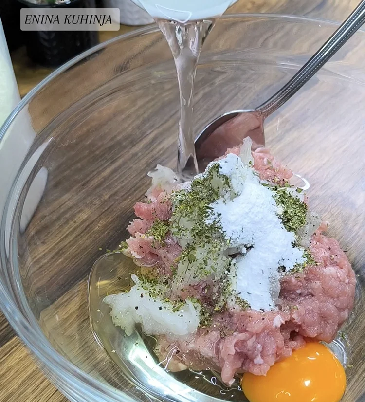 Enina Kuhinja - Brzi ustipci od mlevenog mesa - Dodavanje tečnih i suvih dodataka