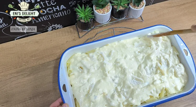 Enina Kuhinja - Zapecene makarone sa sirom - Slaganje pite od makarona