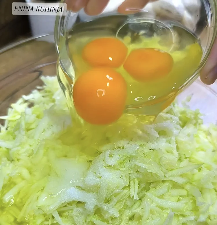 Enina Kuhinja - Brza pita sa tikvicama - Dodavanje osnovnih sastojaka