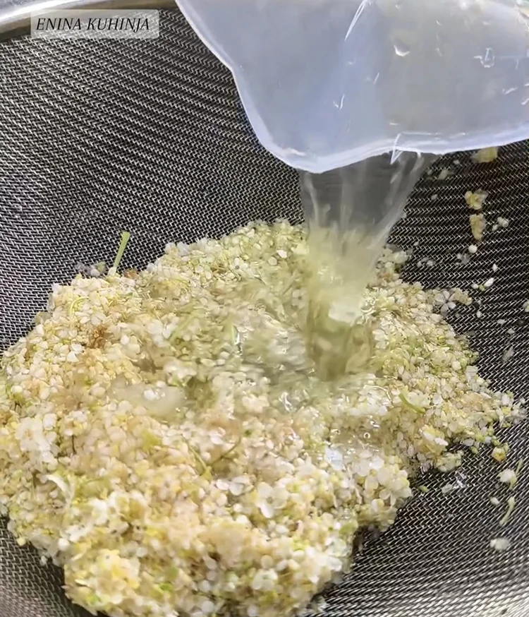 4 – Enina Kuhinja – Sirup od zove – Cedenje i priprema sirupa Enina Kuhinja - Sirup od zove - Cedenje i priprema sirupa