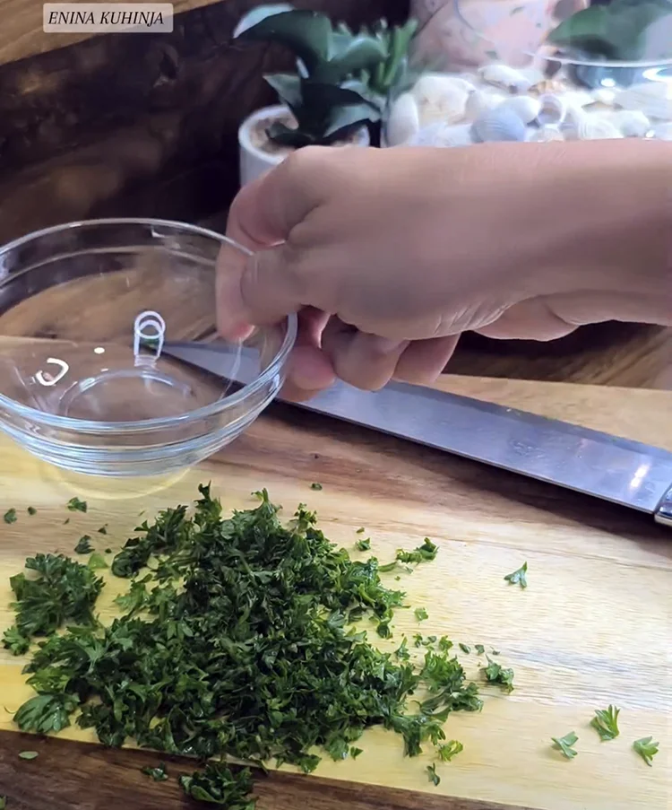 2 – Enina Kuhinja – Pilece Pljeskavice – Priprema sastojaka 1 Enina Kuhinja - Pilece Pljeskavice - Priprema sastojaka 1