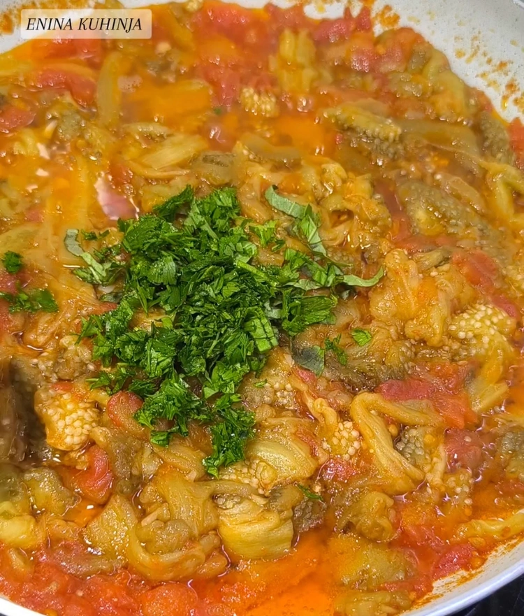 Enina Kuhinja - Przeni patlidzan i paradajz - Dodavanje začina