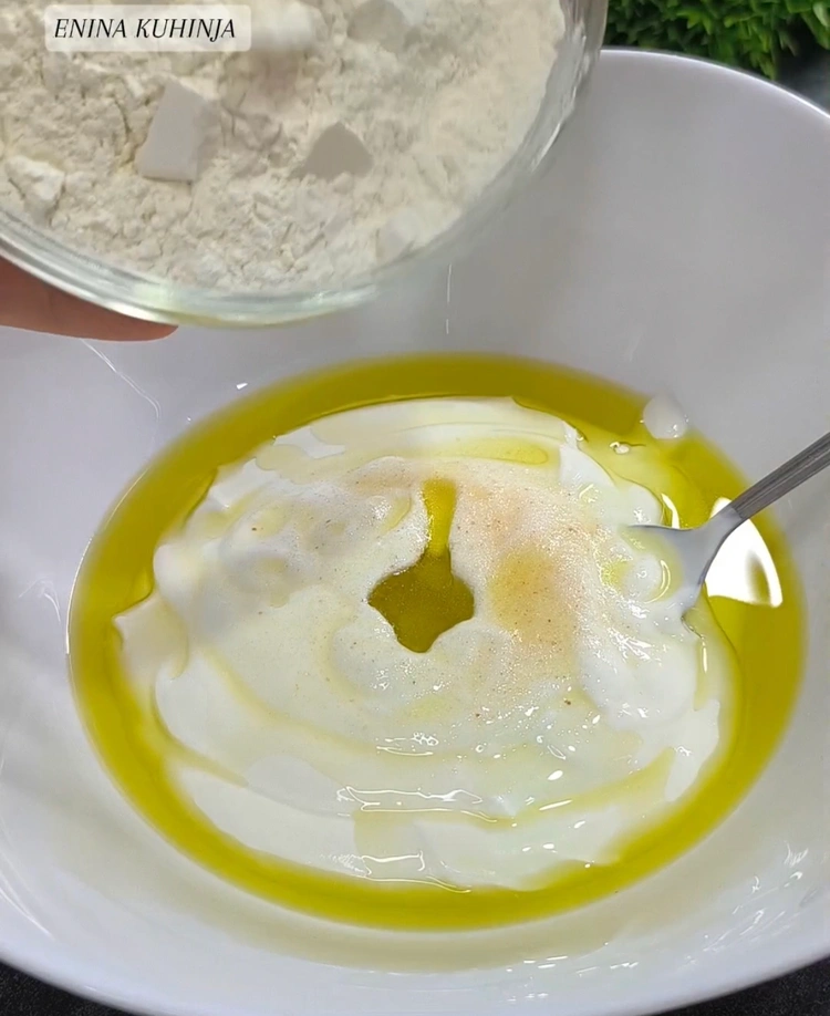 2 – Enina Kuhinja – Pizza iz tiganja – Mešenje i oblikovanje testa Enina Kuhinja - Pizza iz tiganja - Mešenje i oblikovanje testa