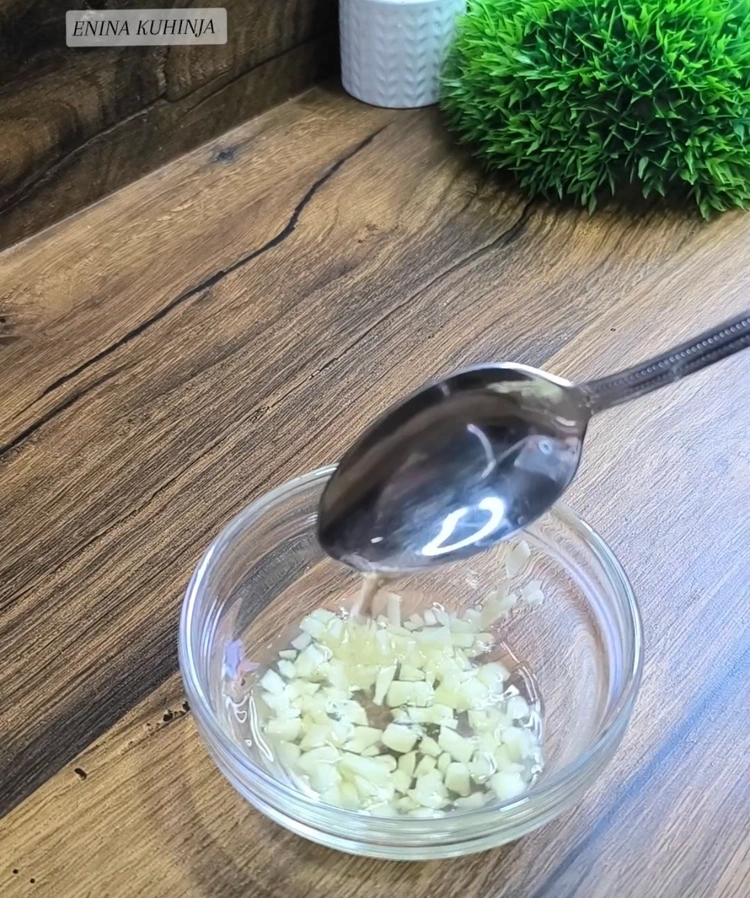 Enina Kuhinja - Patlidzan salata - Začinjavanje salate