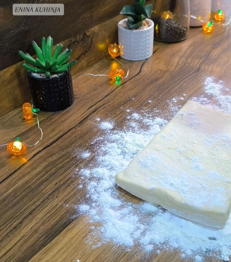 1 – Enina Kuhinja – Dekorativno lisnato pecivo punjeno kremom – Priprema sastojaka Enina Kuhinja - Dekorativno lisnato pecivo punjeno kremom - Priprema sastojaka