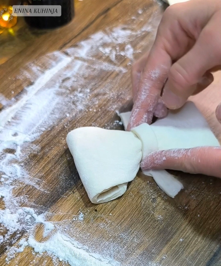2 – Enina Kuhinja – Dekorativno lisnato pecivo punjeno kremom – Oblikovanje mašni Enina Kuhinja - Dekorativno lisnato pecivo punjeno kremom - Oblikovanje mašni