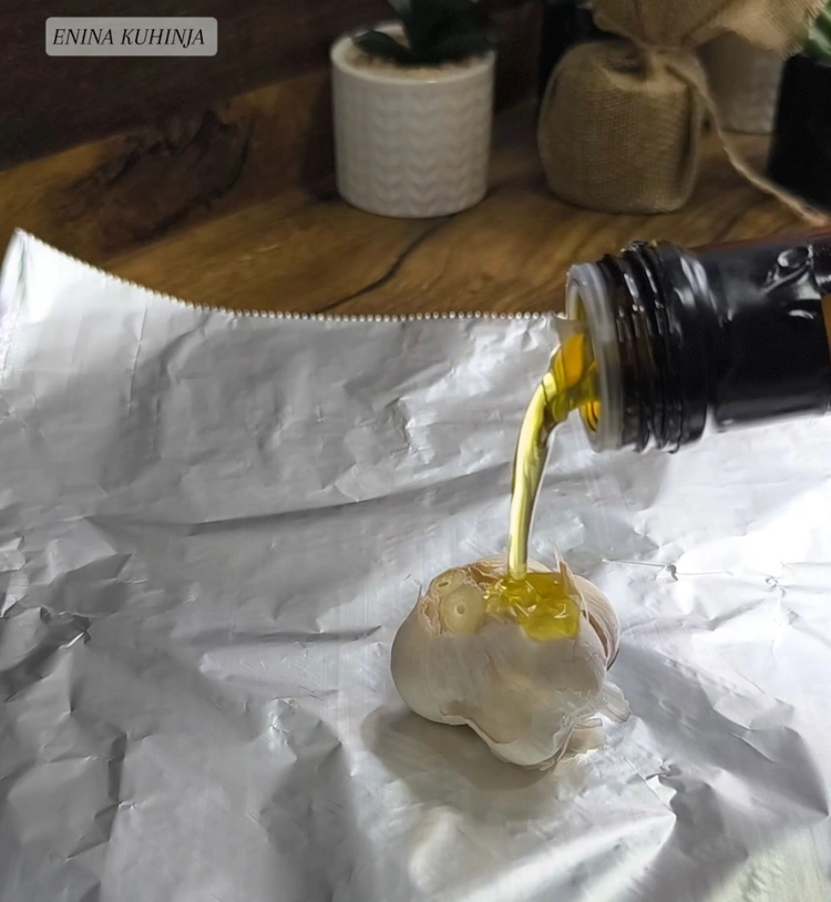 Enina Kuhinja - Salata sa pečenim paprikama - Začinjavanje i priprema belog luka