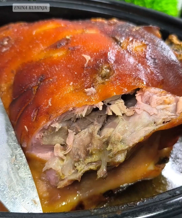 3 – Enina Kuhinja – Praseće pečenje iz rerne – Serviranje Enina Kuhinja - Praseće pečenje iz rerne - Serviranje