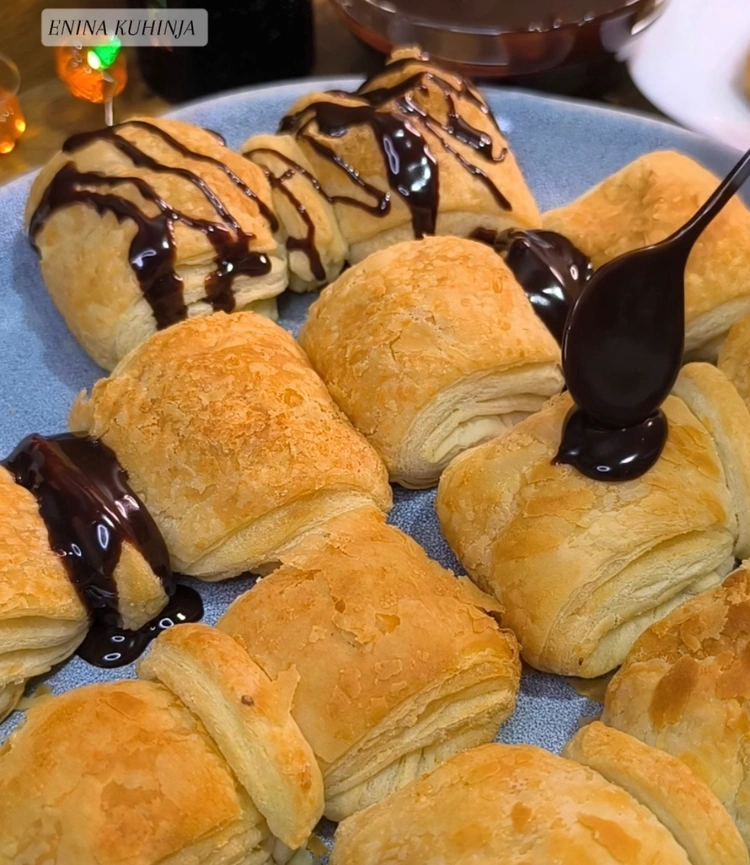 4 – Enina Kuhinja – Dekorativno lisnato pecivo punjeno kremom – Punjenje i serviranje Enina Kuhinja - Dekorativno lisnato pecivo punjeno kremom - Punjenje i serviranje