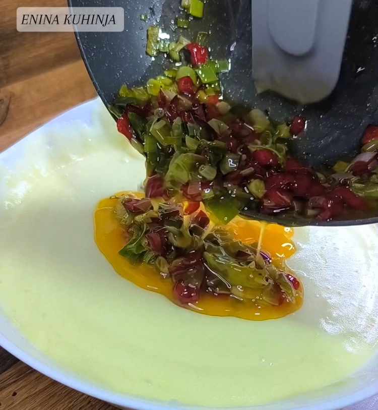 Enina Kuhinja - Posna krompir salata - Dodavanje povrća