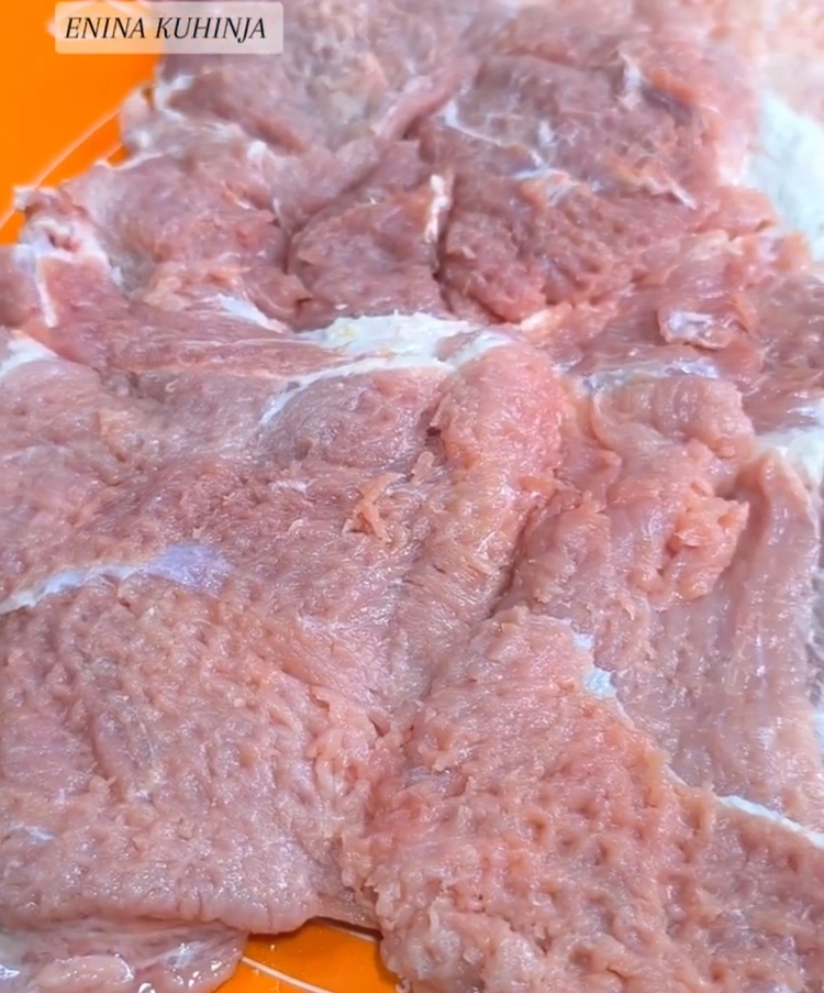 1 – Enina Kuhinja – Najsočnija rolovana prasetina – Priprema mesa Enina Kuhinja - Najsočnija rolovana prasetina - Priprema mesa
