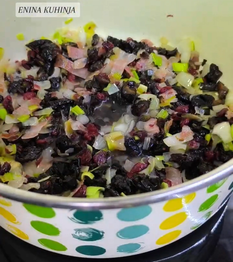 3 – Enina Kuhinja – Najsočnija rolovana prasetina – Priprema fila Enina Kuhinja - Najsočnija rolovana prasetina - Priprema fila