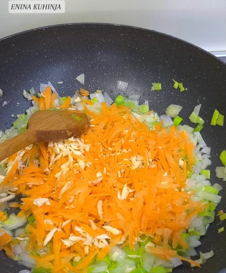 Enina Kuhinja - Posne pljeskavice od sočiva - Dinstanje povrća