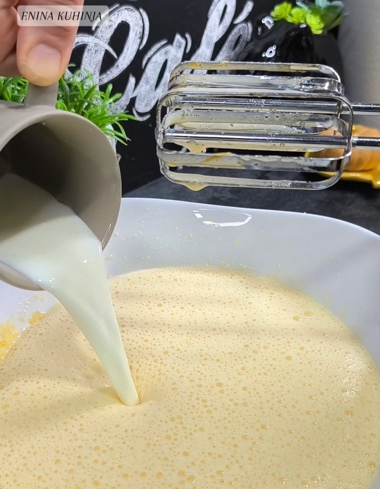 Enina Kuhinja - Frizerski kolač - Dodavanje tečnih sastojaka