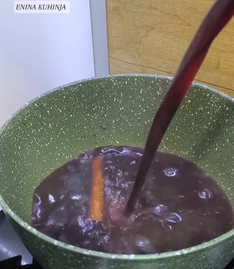 Enina Kuhinja - Kuvano vino - Dodavanje vina