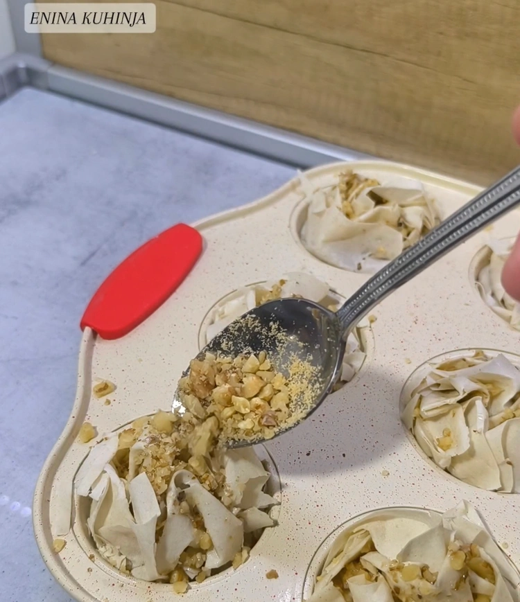3 – Enina Kuhinja – Posna baklava – Pečenje baklave Enina Kuhinja - Posna baklava - Pečenje baklave