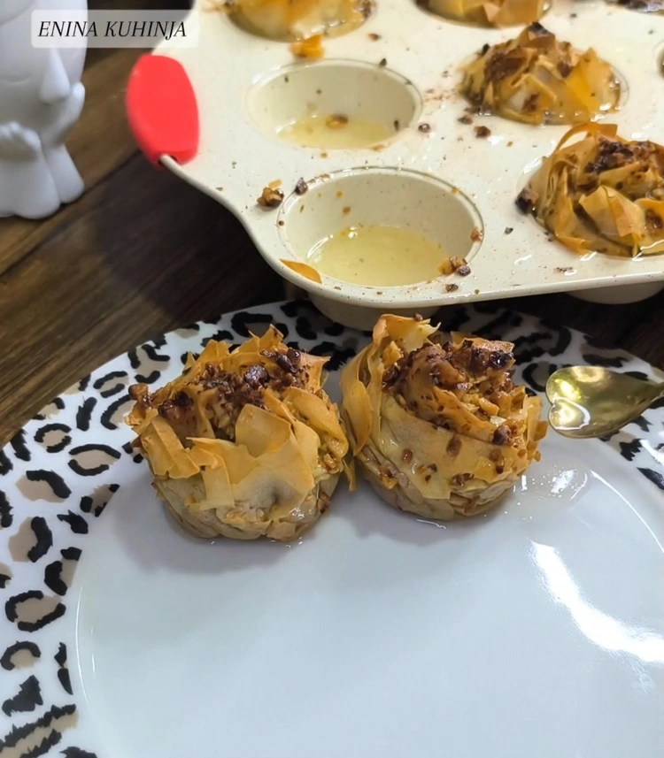 4 – Enina Kuhinja – Posna baklava – Prelivanje sirupom (agdom) Enina Kuhinja - Posna baklava - Prelivanje sirupom (agdom)