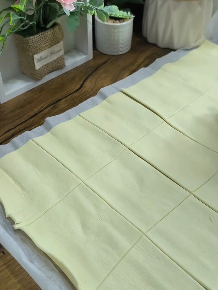 Enina Kuhinja - Brodići punjeni ruskom salatom - Priprema lisnatog testa