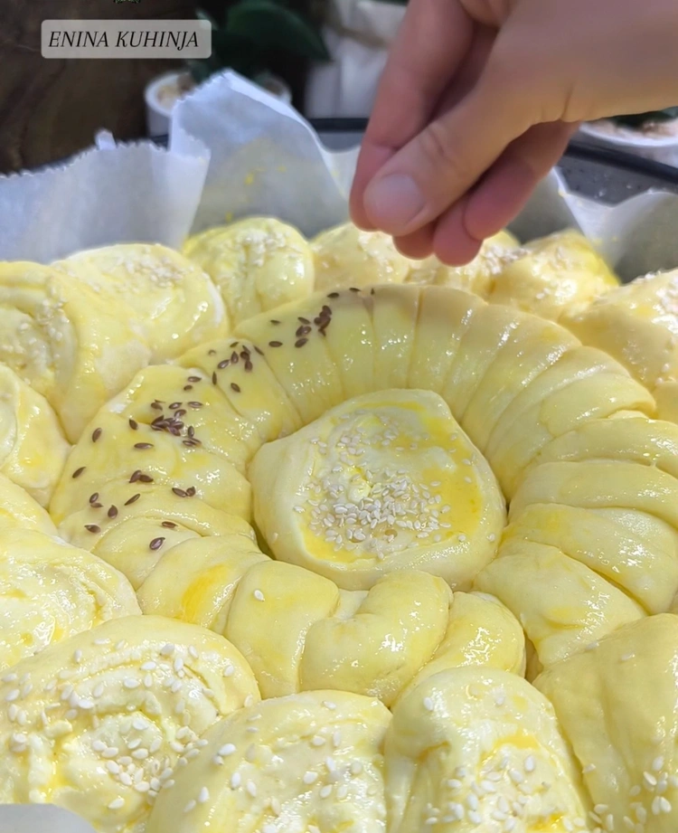 Enina Kuhinja - Uskršnja pogača - Ređanje rolnica i pečenje