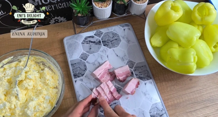 2 – Enina Kuhinja – Zapečene paprike sa sirom i jajima – Dodavanje slanine Enina Kuhinja - Zapečene paprike sa sirom i jajima - Dodavanje slanine