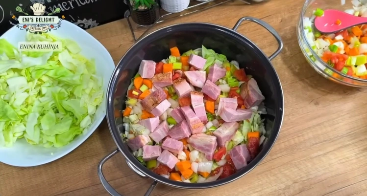 Enina Kuhinja - Sladak kupus - Slaganje u šerpi
