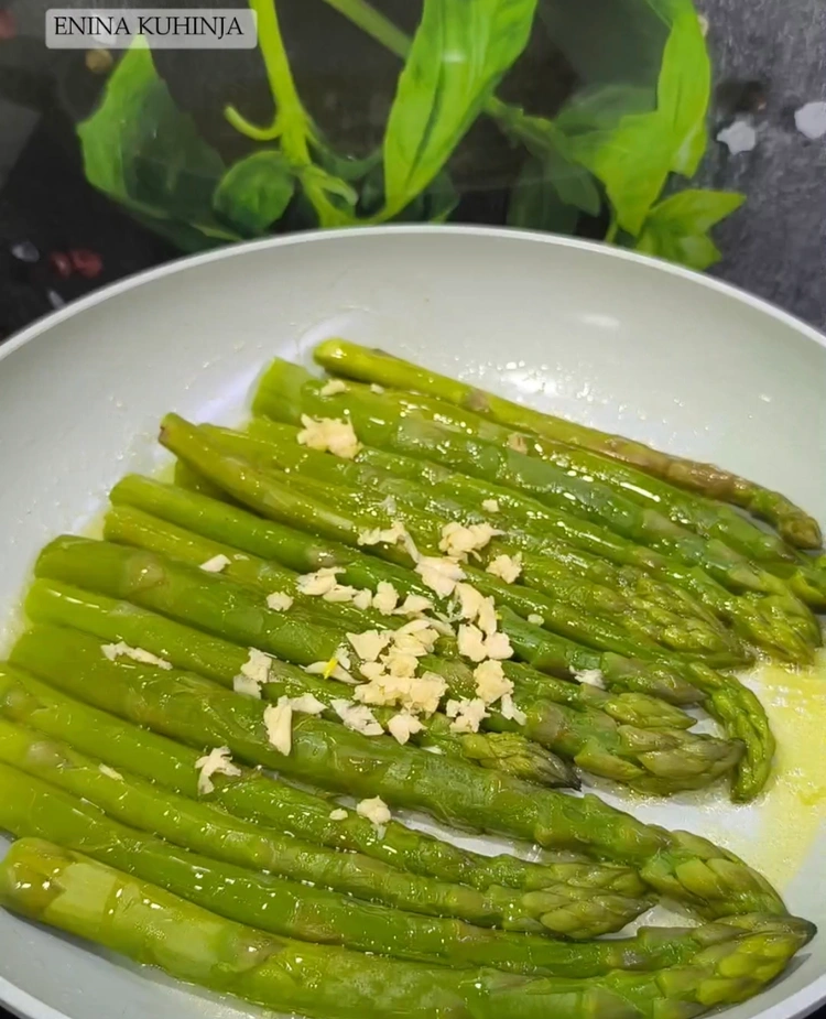 Enina Kuhinja - Špargla recept - Dinstanje na puteru i belom luku