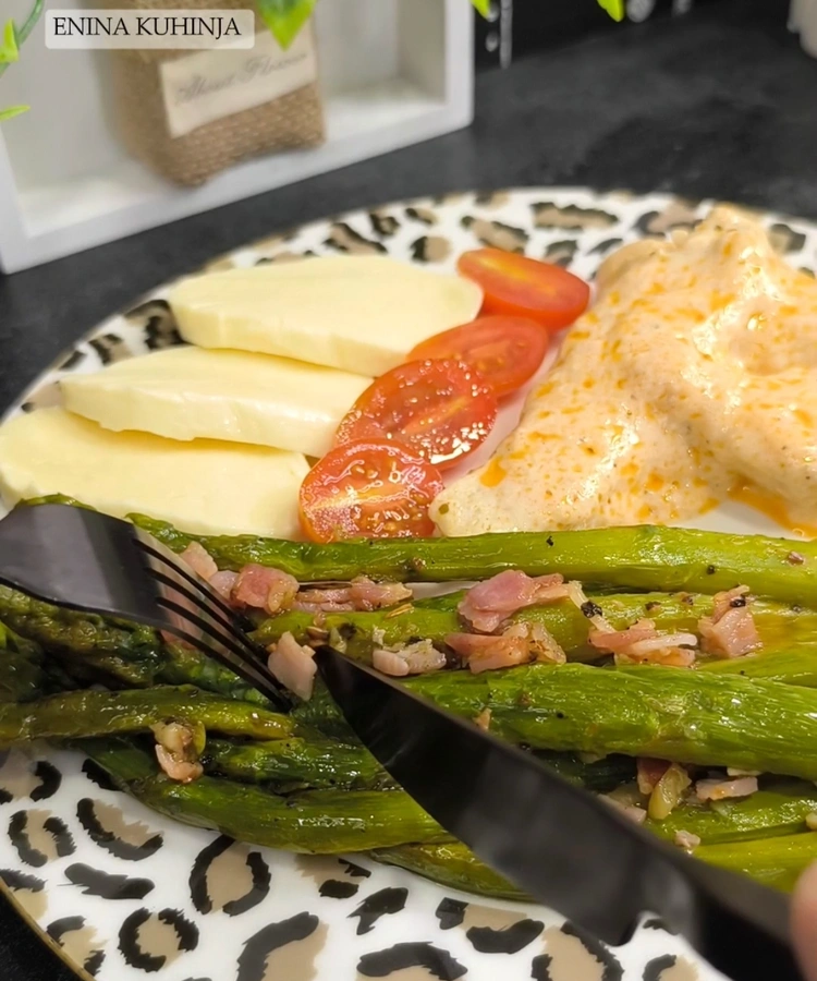 Enina Kuhinja - Špargla recept - Dodavanje slaninice i seviranje