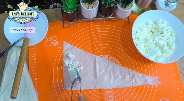 Enina Kuhinja - Burek rolnice sa sirom - Priprema kora i fila