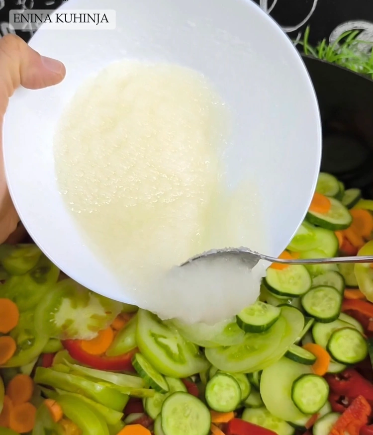 Enina Kuhinja - Šarena salata - Mešanje i odmaranje salate